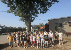 uczniowie i uczennice kl. I - III pod szkolną lipą