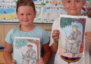 klasa II prezentuje prace plastyczne