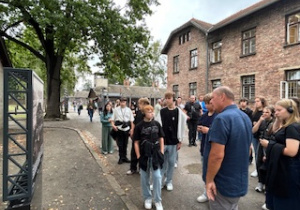 Uczniowie klas VII i VIII w czasie zwiedzania niemieckiego obozu zagłady