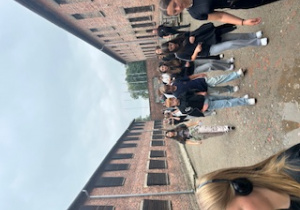 Uczniowie klasy VII i VIII w trakcie pobytu w Muzeum Auschwitz-Birkenau w Oświęcimiu