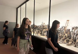 Uczniowie klasy VII i VIII w trakcie pobytu w Muzeum Auschwitz-Birkenau w Oświęcimiu