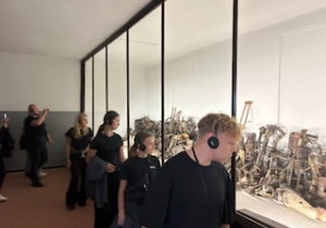 Uczniowie klasy VII i VIII w trakcie pobytu w Muzeum Auschwitz-Birkenau w Oświęcimiu