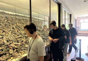 Uczniowie klasy VII i VIII w trakcie pobytu w Muzeum Auschwitz-Birkenau w Oświęcimiu