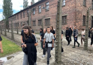 Uczniowie klasy VII i VIII w trakcie pobytu w Muzeum Auschwitz-Birkenau w Oświęcimiu