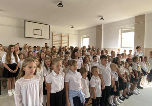 odśpiewanie hymnu państwowego