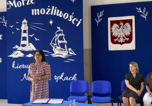 pani dyrektor wita wszystkich na uroczystości rozpoczęcia roku szkolnego