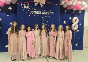(od lewej) stoją: Małgorzata Wójciak, Małgorzata Ciach, Pani dyrektor Edyta Żmuda, Lily Pecyna, Julia Majchrzak, Maja Darmos, Julia Tomczak, Anna Czekońska