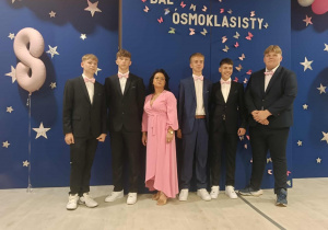 (od lewej) stoją: Piotr Politański, Mateusz Darmos, Pani dyrektor Edyta Żmuda, Mikołaj Świderek, Filip Józwik, Maciej Stefańczyk