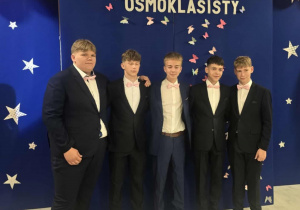 (od lewej) stoją: Maciej Stefańczyk, Mateusz Darmos, Mikołaj Świderek, Filip Józwik, Piotr Politański