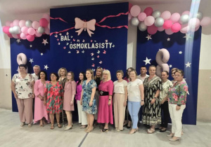 (od lewej) stoją nauczyciele i pracownicy szkoły: Małogorzata Smolarek, dyrektor Edyta Żmuda, Wiesław Żmuda, Irena Dwornik, Anita Miazga-Krysakowska, Anna Muszyńska, Magdalena Bryś, Karolina Czerczak, Katarzyna Gonciarz, Zofia Świech, Marzena Adamiec, Dominika Czajkowska-Wałęsa, Monika Romaldowska, Łukasz Wójciak, Małgorzata Gierach, Monika Wójciak, Agnieszka Bartczak, Grażyna Borek