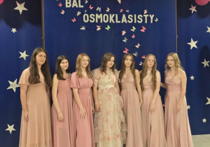 (od lewej) stoją: Małgorzata Wójciak, Anna Czekońska, Maja Darmos, Lily Pecyna, Julia Majchrzak, Małgorzata Ciach, Julia Tomczak,