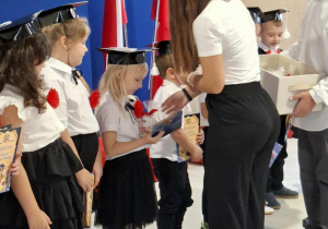 wręczenie przez SU podarunków dla ucz. kl. I