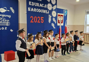 pierwszoklasiści po wręczeniu dyplomów potwierdzających pasowanie na ucznia PSP w Glinniku