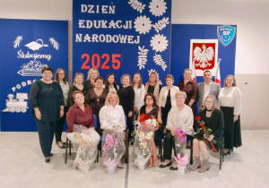 Nauczyciele, nauczyciele emerytowani, pracownicy szkoły (od lewej) siedzą: Grażyna Borek, Agnieszka Polus, Edyta Żmuda, Elżbieta Obiała, Anna Muszyńska; stoją: Małgorzata Smolarek, Dominika Czajkowska-Wałęsa, Karolina Czerczak, Irena Dwornik, Anita Miazga-Krysakowska, Magdalena Bryś, Monika Romaldowska, Monika Wójciak, Katarzyna Gonciarz, Marzena Adamiec, Małgorzata Gierach, Łukasz Wójciak, Marzena Kotynia