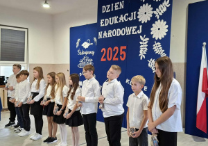uczniowie klasy V z życzeniami dla wszystkich pracowników szkoły