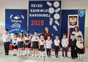 klasa I (od lewej) stoją: Nikodem Michałowski, Helena Cabała, Blanka Chmielewska, Oliwia Jagiełło, Zofia Mazurek, Katarzyna Nowak, Krzysztof Robak, Maksymilian Świecki, Ignacy Trepiak, Alan Wójciak, Zofia Ziółko oraz panie - Grażyna Borek i Małgorzata Baldiszak
