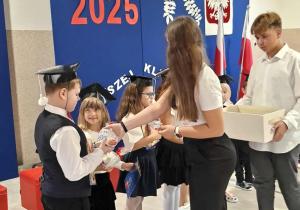 wręczenie upominków od SU
