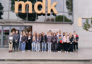 Uczniowie klas VI, VII i VIII przed Miejskim domem Kultury w Rawie Maz.