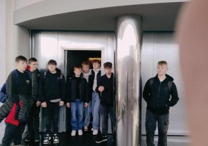 po alarmie ewakuacyjnym przed ścianą przeciwogniową