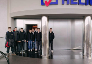 po alarmie ewakuacyjnym przed ścianą przeciwogniową