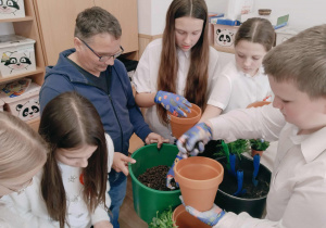 część praktyczna warsztatów - sadzenie roślin