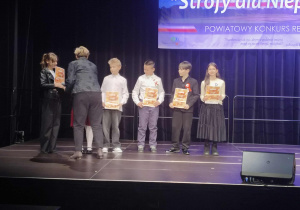 wręczenie wyróżnienia dla Marceliny Grabowskiej w kategorii klas IV - VI