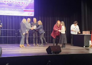 wręczenie wyróżnienia dla Marceliny Grabowskiej w kategorii klas IV - VI