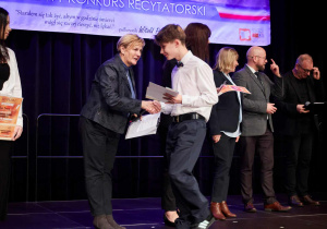 wręczenie III nagrody dla Antoniego Zimnickiego ucznia klasy VIII