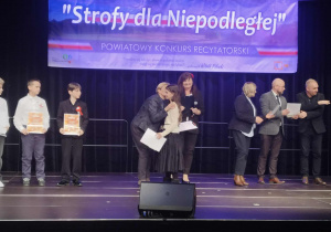 wręczenie wyróżnienia dla Marceliny Grabowskiej w kategorii klas IV - VI