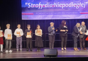 wręczenie wyróżnienia dla Marceliny Grabowskiej w kategorii klas IV - VI