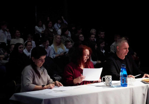 Jury - od lewej siedzą: pani Aneta Kurpińska - dyrektor ZSP nr 6; pani Beata Kubacka-Mizerska - polonistka i pedagog, pan Janusz Dziubałtowski reżyser Teatru ds. Ciężkich, pedagog, wychowawca
