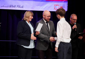 wręczenie III nagrody dla Antoniego Zimnickiego ucznia klasy VIII