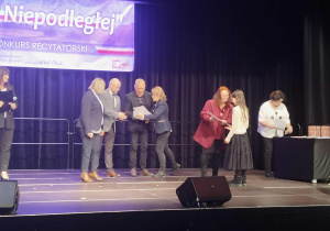 wręczenie wyróżnienia dla Marceliny Grabowskiej w kategorii klas IV - VI