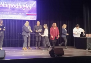 wręczenie wyróżnienia dla Marceliny Grabowskiej w kategorii klas IV - VI