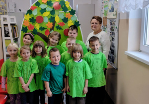 Uczniowie klasy pierwszej z wychowawczynią