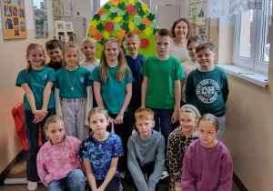 Uczniowie klasy trzeciej z wychowawczynią