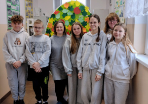 Uczniowie klasy szóstej z wychowawczynią