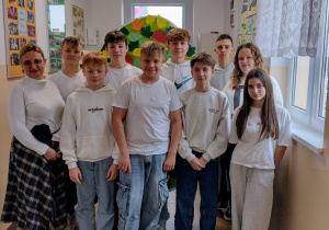 Uczniowie klasy ósmej z wychowawczynią