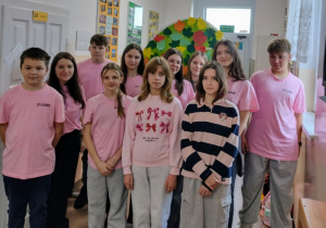 Uczniowie klasy siódmej z wychowawczynią