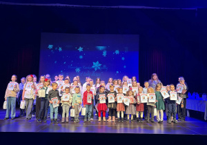 wszyscy nagrodzeni w IV Powiatowym Konkursie Plastycznym