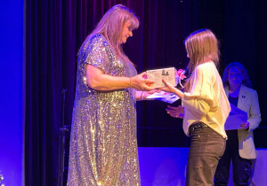 Nikola Stańdo odbiera II nagrodę w kategorii klas VII - VIII