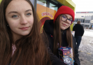 kwesta uliczna w Tomaszowie Maz.- Anna Wójciak i Lena Majchrzak