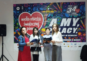 występy w OSP w Glinniku na Mini Finale WOŚP - uczennice kl. IV - Natalia Misiak, Marysia Goździk, Adrianna Barwińska, Kornelia Pecyna