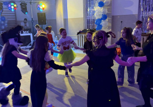 wspólna zabawa młodszej grupy kl. I - IV