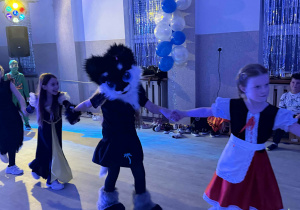 wspólna zabawa młodszej grupy kl. I - IV