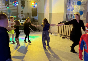 wspólna zabawa młodszej grupy kl. I - IV