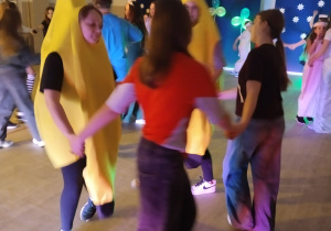 wspólna zabawa klas V - VIII