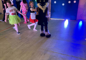 wspólna zabawa młodszej grupy kl. I - IV