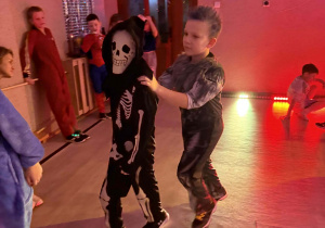 wspólna zabawa młodszej grupy kl. I - IV