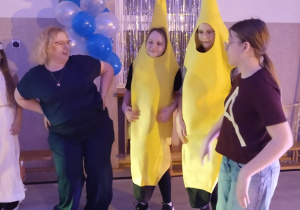 wspólna zabawa klasy VI z panią Pedagog